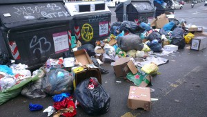 Via Torrevecchia ore 10 sono stracolmi, sacchetti di rifiuti gettati a terra - Via Torrevecchia ore 10 sono stracolmi, sacchetti di rifiuti gettati a terra - fotografo: mario proto